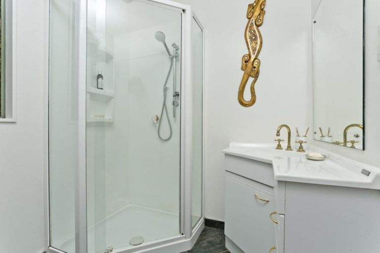 Photo of property in 3a Manon Crescent, Greenhithe, Auckland, 0632