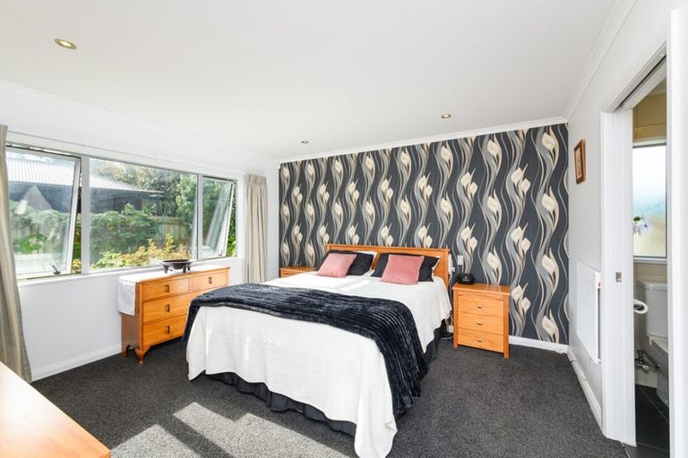Photo of property in 3 D'urville Place, Kelvin Grove, Palmerston North, 4414
