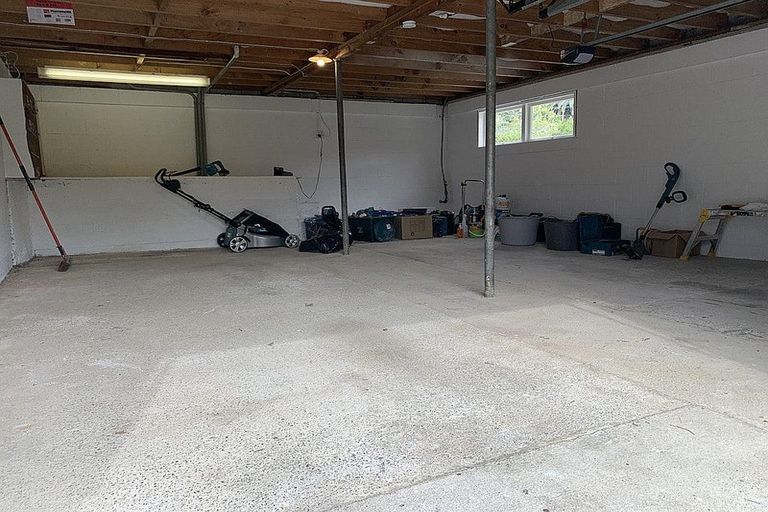 Photo of property in 15 Liston Crescent, Cockle Bay, Auckland, 2014