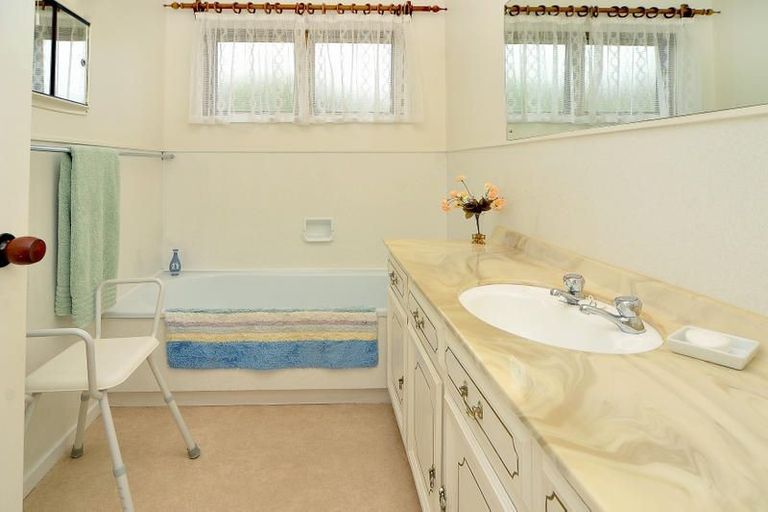 Photo of property in 1/72 Evelyn Road, Cockle Bay, Auckland, 2014