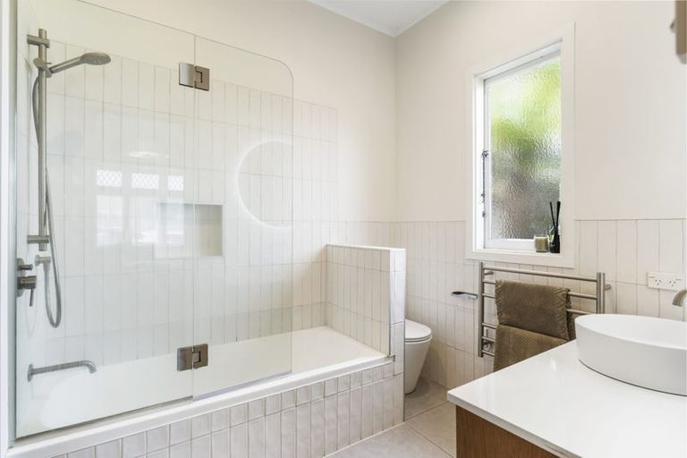 Photo of property in 2 Wernham Place, Northcote, Auckland, 0626