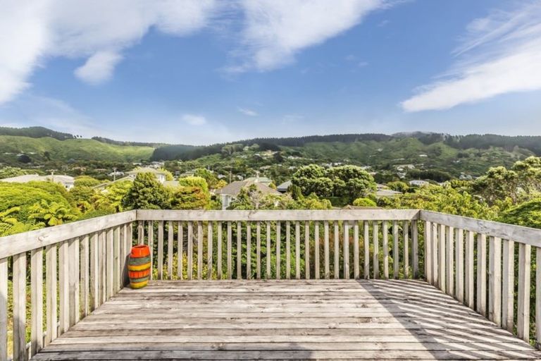 Photo of property in 3 Te Reinga View, Tawa, Wellington, 5028