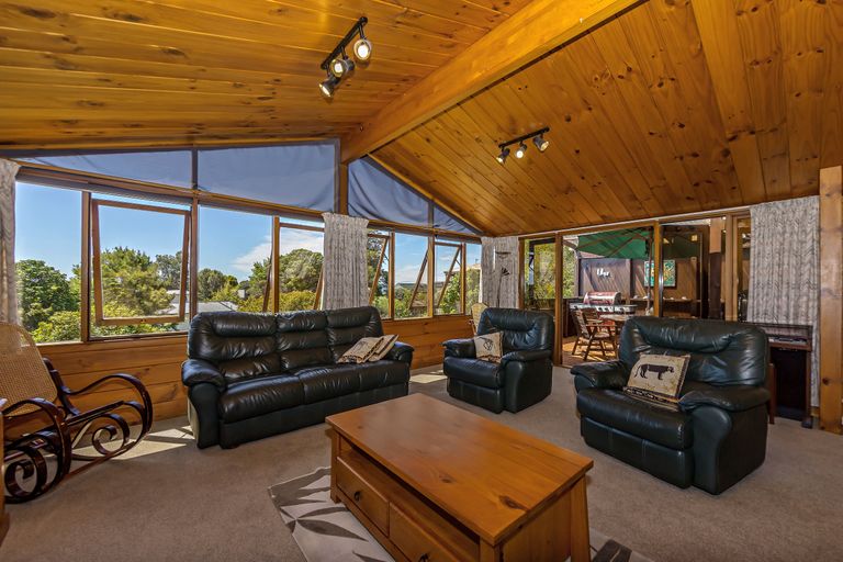 Photo of property in 1394 Whangaparaoa Road, Army Bay, Whangaparaoa, 0930