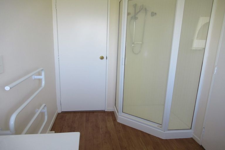 Photo of property in 1/4 Fairbanks Place, Glendene, Auckland, 0602