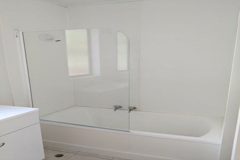 Photo of property in 60 Lavelle Road, Henderson, Auckland, 0612