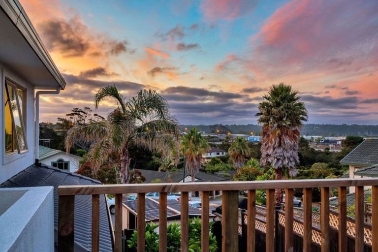 Photo of property in 32 Canary Place, Unsworth Heights, Auckland, 0632