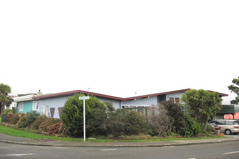 Photo of property in 55 Stewart Drive, Newlands, Wellington, 6037