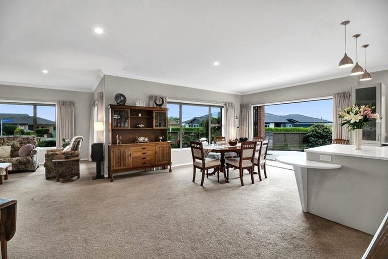 Photo of property in 2 Manurau Crescent, Merrilands, New Plymouth, 4312