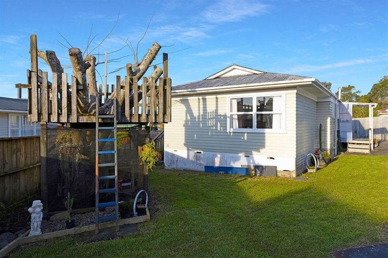 Photo of property in 1 Ranui Avenue, Ranui, Auckland, 0612