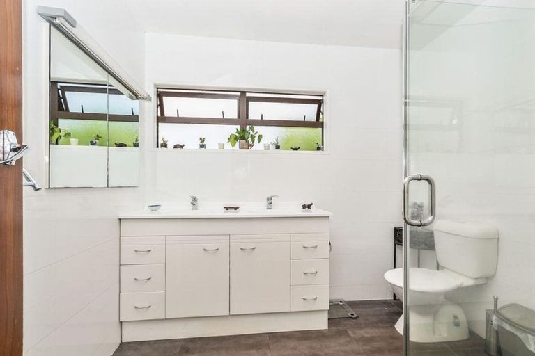 Photo of property in 106 Te Atatu Road, Te Atatu South, Auckland, 0610