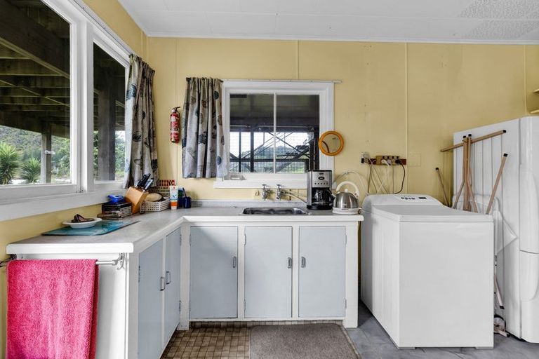 Photo of property in 21 Hills Road, Tongaporutu, Urenui, 4378