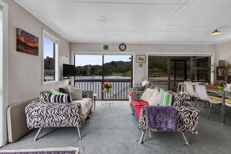 Photo of property in 21 Hills Road, Tongaporutu, Urenui, 4378