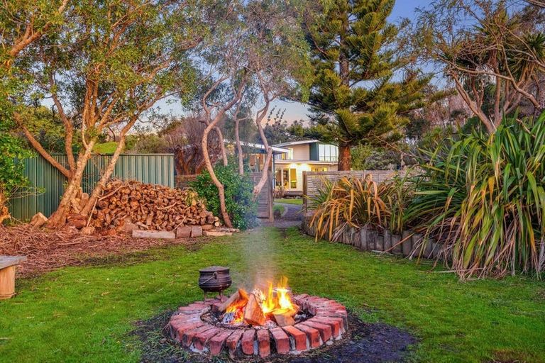 Photo of property in 21 Paekakariki Hill Road, Pauatahanui, Porirua, 5381