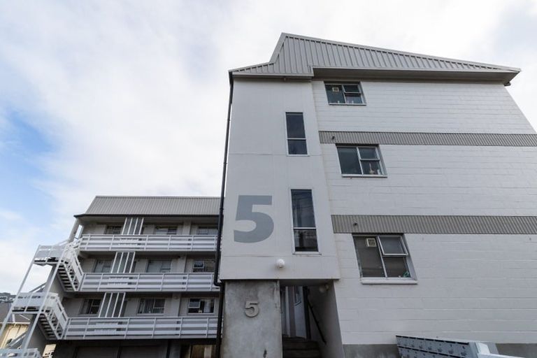 Photo of property in 5 Hawker Street, Mount Victoria, Wellington, 6011