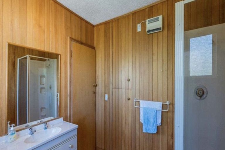 Photo of property in 18 Utauta Street, Waikanae, 5036