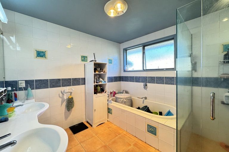 Photo of property in 18 Luton Avenue, Sunnyhills, Auckland, 2010