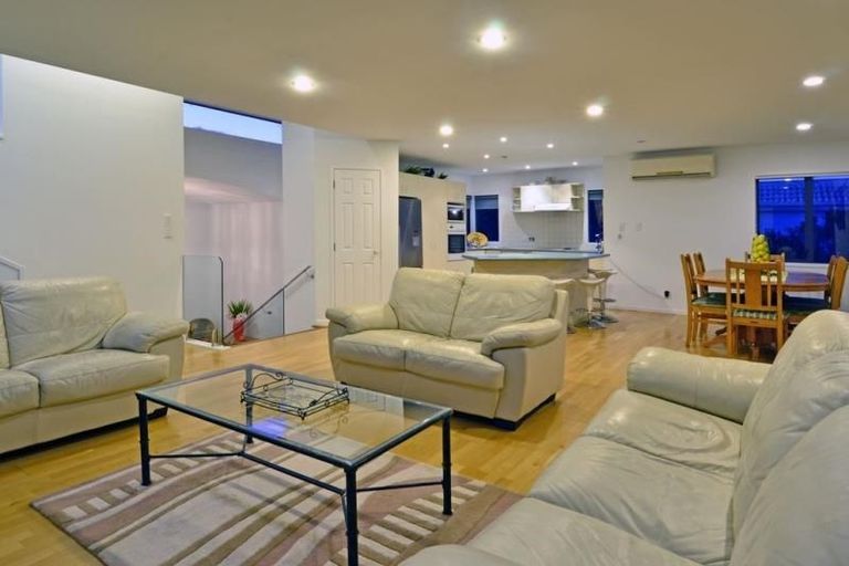 Photo of property in 136 Wiseley Road, West Harbour, Auckland, 0618