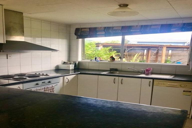 Photo of property in 18 Foyle Place, Glendene, Auckland, 0602