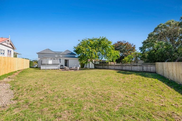 Photo of property in 5 Porter Crescent, Helensville, 0800