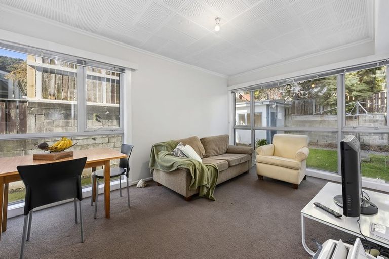 Photo of property in Victoria Court, 4/4 Queen Street, Mount Victoria, Wellington, 6011