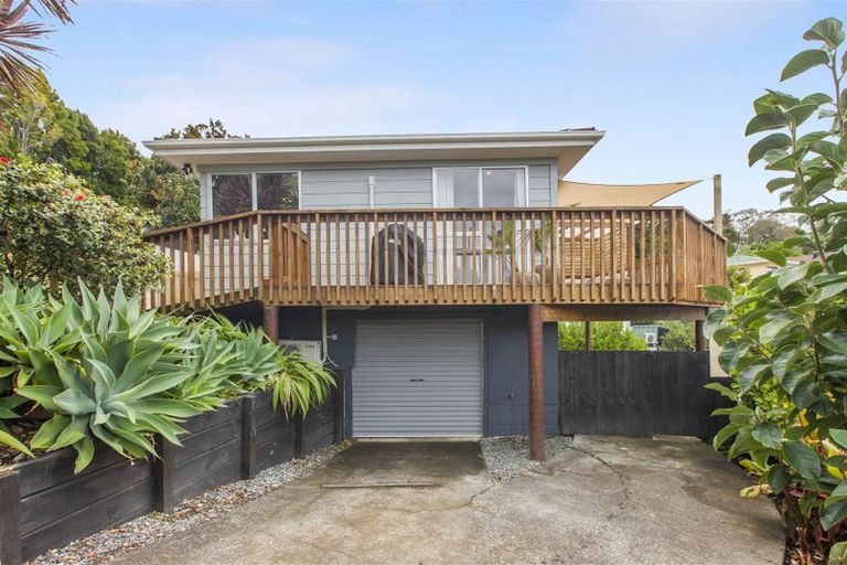 Photo of property in 1/12 Wanita Place, Totara Vale, Auckland, 0629
