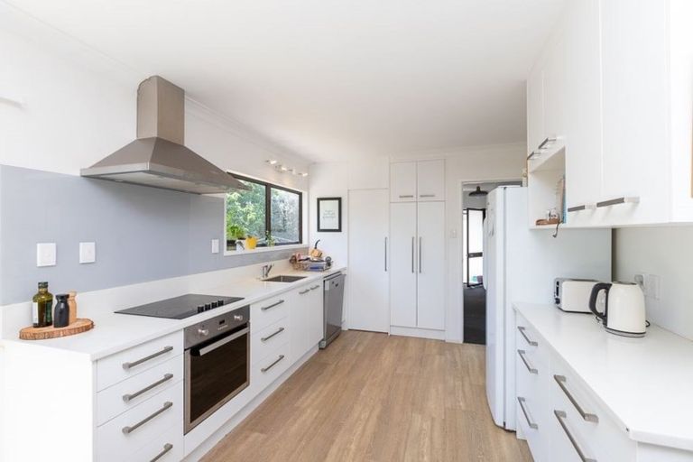 Photo of property in 77 Gilbass Avenue, Hamilton Lake, Hamilton, 3204