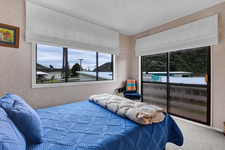 Photo of property in 21 Hills Road, Tongaporutu, Urenui, 4378