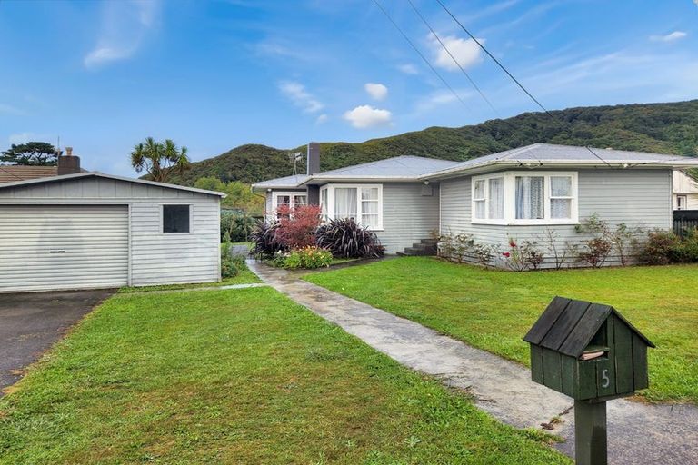 Photo of property in 5 Willow Grove, Wainuiomata, Lower Hutt, 5014