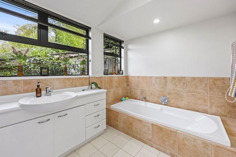 Photo of property in 16 Oakpark Place, West Harbour, Auckland, 0618