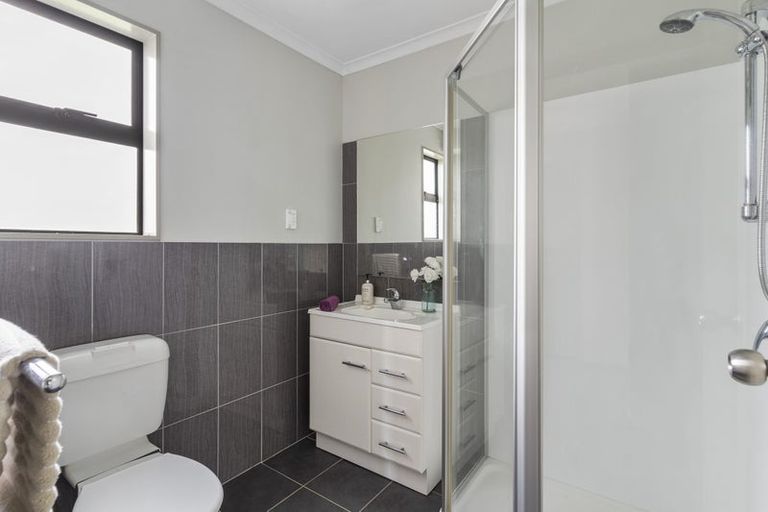 Photo of property in 127 Keri Vista Rise, Papakura, 2110