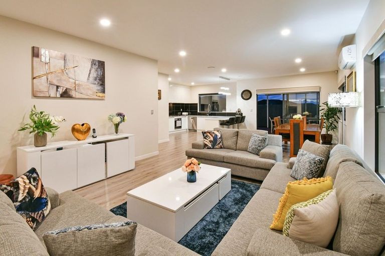 Photo of property in 76 Twin Parks Rise, Papakura, 2110