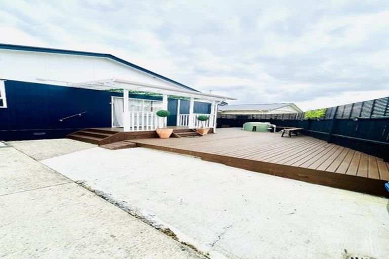 Photo of property in 11c Bamboo Grove, Kelston, Auckland, 0602