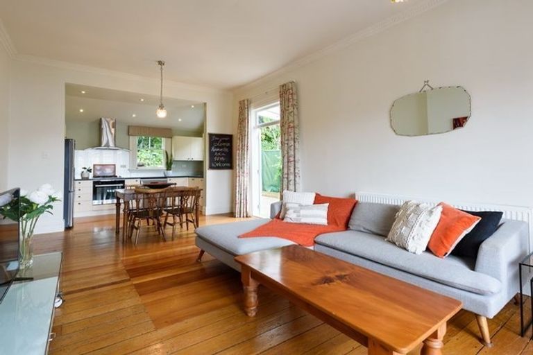 Photo of property in 12 Rixon Grove, Mount Victoria, Wellington, 6011