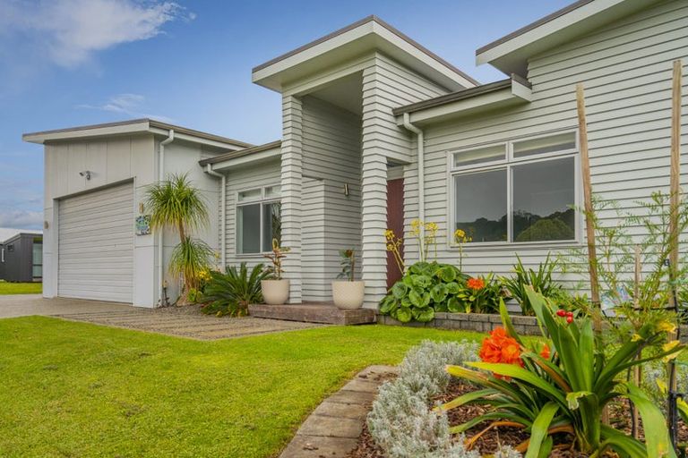 Photo of property in 4 Hawk Hill Crescent, Cooks Beach, Whitianga, 3591
