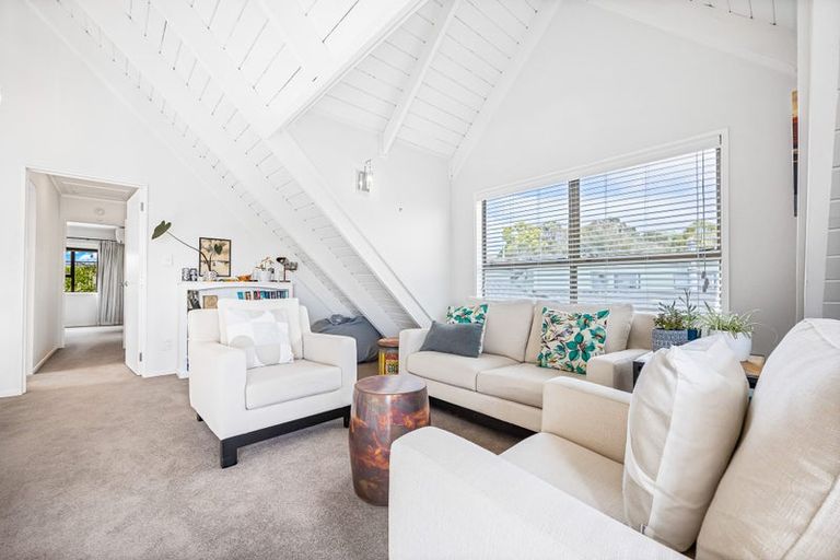 Photo of property in 36 Whangaparaoa Road, Red Beach, 0932