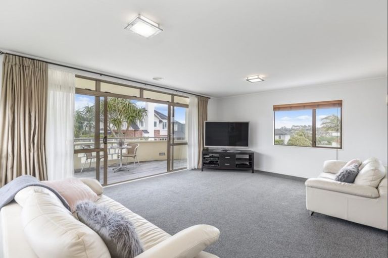 Photo of property in 13 Kahala Place, West Harbour, Auckland, 0618