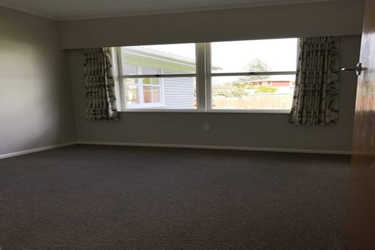 Photo of property in 7 Lyndhurst Road, Te Atatu South, Auckland, 0610