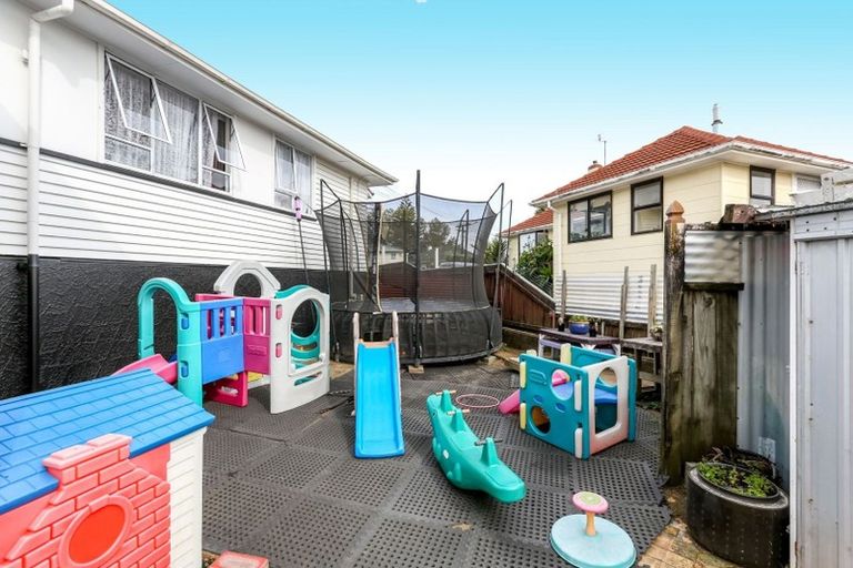 Photo of property in 18 Endeavour Street, Marfell, New Plymouth, 4310