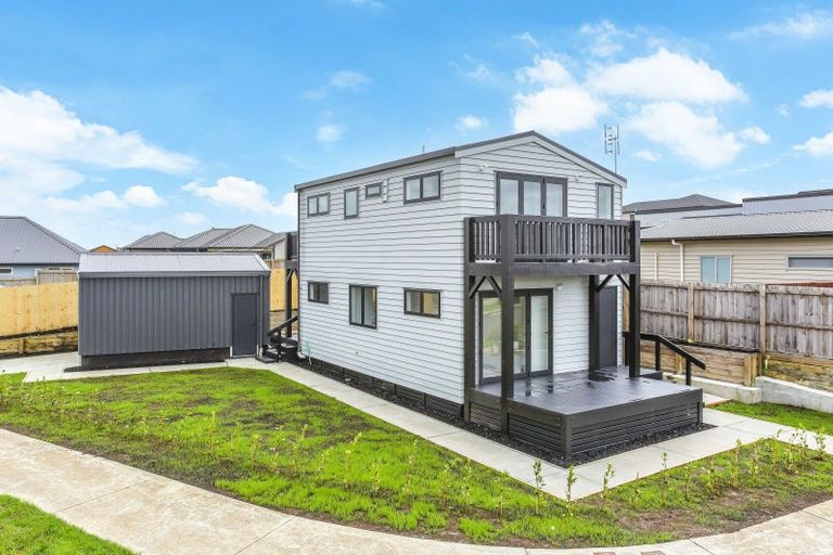 Photo of property in 16 Tahuna Minhinnick Drive, Glenbrook, 2681