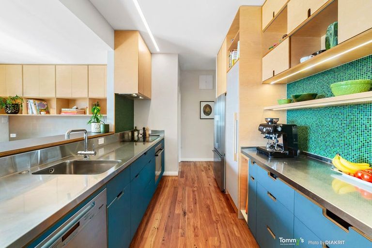 Photo of property in 27 Beacon Hill Road, Strathmore Park, Wellington, 6022