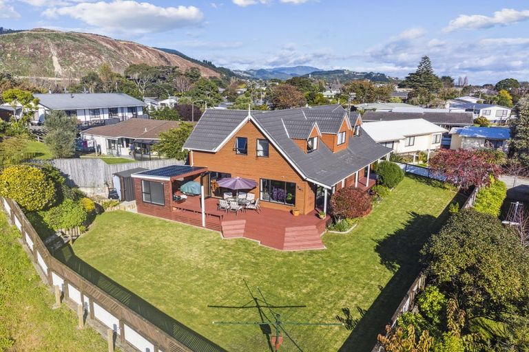 Photo of property in 77 Aorangi Road, Paraparaumu, 5032