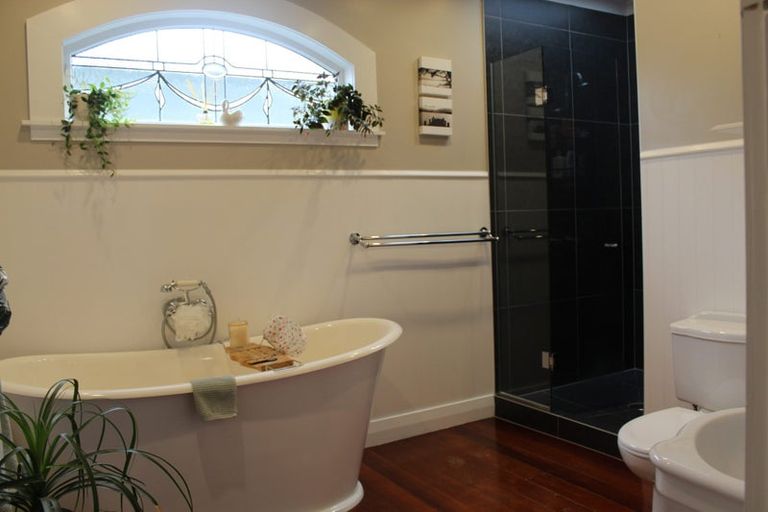 Photo of property in 18 Fernlea Avenue, Karori, Wellington, 6012