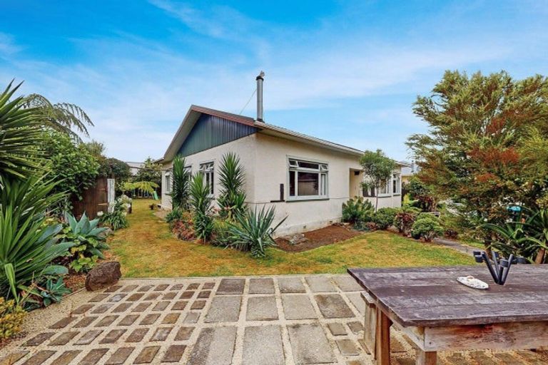 Photo of property in 6 Taranaki Street, Saint Johns Hill, Whanganui, 4501