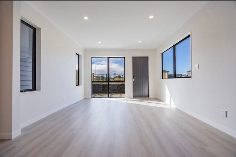 Photo of property in 7 Kikorangi Drive, Wainui, 0992