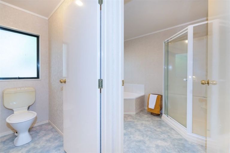 Photo of property in 72 Konini Road, Titirangi, Auckland, 0604