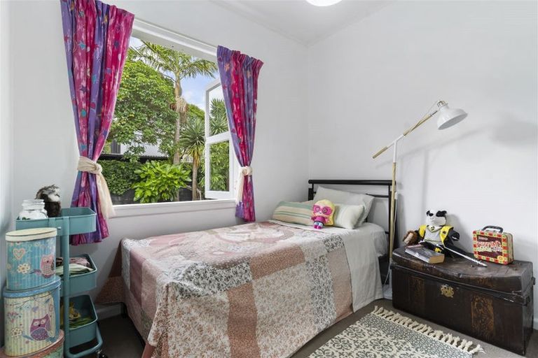 Photo of property in 2/43a Stanley Point Road, Stanley Point, Auckland, 0624