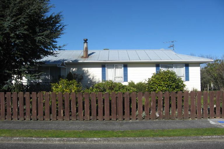 Photo of property in 2 Chisholm Place, Carterton, 5713