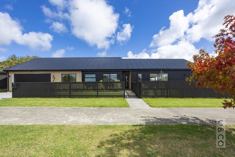 Photo of property in 7 Robert Might Road, Kumeu, 0810