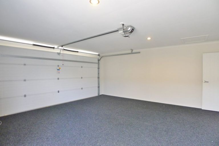 Photo of property in 4 Iwinuku Crescent, Wattle Downs, Auckland, 2103