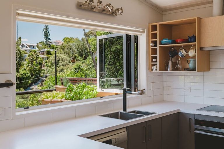 Photo of property in 42 Tizard Road, Birkenhead, Auckland, 0626